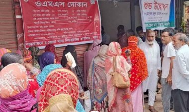 নওগাঁয় ওএমএস এর চাল-আটা বিক্রি কার্যক্রম শুভ উদ্বোধন করেন জেলা প্রশাসক