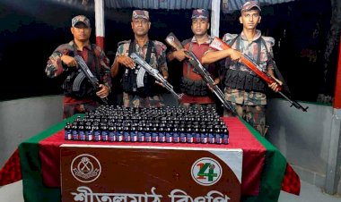 নওগাঁর পত্নীতলায় ১৪ বিজিবি’র অভিযানে সীমান্তে ১৭৪ বোতল ফেন্সিডিল উদ্ধার