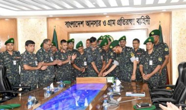 ঢাকায় আনসার ও গ্রাম প্রতিরক্ষা বাহিনীর ১৫ জন কর্মকর্তার র‍্যাংক ব্যাজ পরিধান