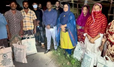 যশোর-কেশবপুর সড়কের পাশে আশ্রয় নেওয়া মানুষের মাঝে ত্রাণসামগ্রী বিতরণ