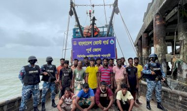 টেকনাফের শাহপরীতে সামুদ্রিক মাছসহ অবৈধ আর্টিসনাল ট্রলিং বোট জব্দ