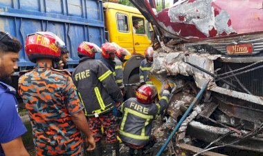 রাজবাড়ীর কালুখালীতে বাস-ট্রাক  মুখোমুখি সংঘর্ষে আহত ২২