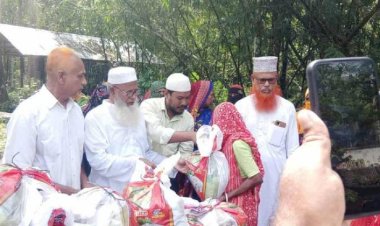 কেশবপুরের সুফলাকাটি ইউনিয়নে বন্যাতদের  মাঝে জামাতের খাদ্য সামগ্রী বিতারন