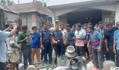নওগাঁর মান্দা ভারশো ঋষি পল্লীতে মাদক বিরোধী অভিযানে দুই হাজার লিটার চোলাইমদ উদ্ধার