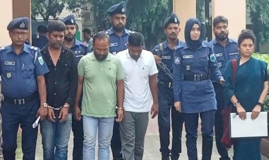নওগাঁ ডিএমপি পুলিশের ইউনিফর্ম ডিবি জ্যাকেট পড়া মহিলাসহ ৪ জন ভুয়া পুলিশ আটক