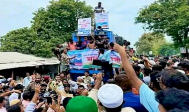 নওগাঁর আত্রাই আহসানগঞ্জ রেলওয়ে স্টেশনে আন্তঃনগর ট্রন থামিয়ে সংস্কারের দাবিত মানববন্ধন