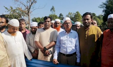 বান্দরবান নাইক্ষ্যংছড়ি'র বাইশারী ভয়াবহ আগুনে ৭টি মুদির দোকান পুড়ে যাওয়া ক্ষতিগ্রস্তের মাঝে আর্থিক সহায়তা