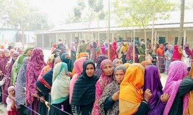 কেন্দ্রে কেন্দ্রে নারী ভোটারদের দীর্ঘ লাইন