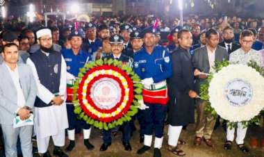 নড়াইলে পুষ্পস্তবক অর্পণ করেন এসপি আল মামুন শিকদার