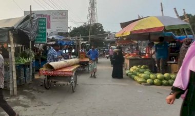 মহাসড়কের অংশ দখল করে এভাবেই দোকানপাট গড়ে তোলা হয়েছে; সাঁথিয়ায় মহাসড়ক দখল করে বাজার, প্রভাবশালীদের পকেটে যাচ্ছে খাজনা