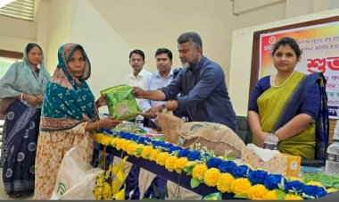 নওগাঁর বদলগাছীতে প্রান্তিক কৃষকদের মাঝে বীজ ও সার বিতরণ করেন এমপি  ফজলে  হুদা