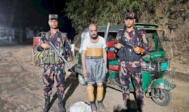 নাইক্ষ্যংছড়িতে পেটে ও পায়ে বেঁধে গাঁজা পাচার: বিজিবির হাতে আটক ১