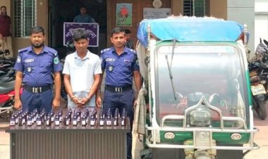 নওগাঁর পত্নীতলায় পুলিশের মাদকবিরোধী বিশেষ অভিযানে ৭০ বোতল মাদকদ্রব্য ও ইজিবাইক সহ এক জন আটক