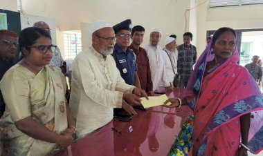 সাপাহারে ক্ষুদ্র নৃ-গোষ্ঠী ও শিক্ষার্থীদের মাঝে নগদ অর্থ বিতরণ