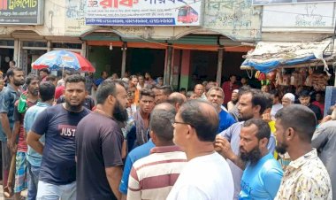 নওগাঁয় বাসচালককে মারধর ও কাউন্টারে হামলা: দূরপাল্লার বাস চলাচল বন্ধ, চরম ভোগান্তি