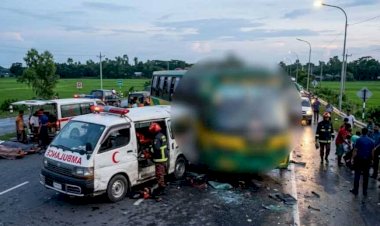 নড়াইলে অ্যাম্বুলেন্সে মরদেহ নিয়ে ফেরার পথে বাসের সঙ্গে সংঘর্ষ, নিহত ২