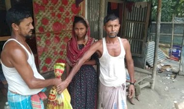 নিজ অর্থায়নে ত্রাণ বিতরণ ও রাস্তা উন্নয়নে মানবতার উজ্জ্বল দৃষ্টান্ত স্থাপন করলেন জালাল গাজী ও দেলোয়ার হাওলাদার