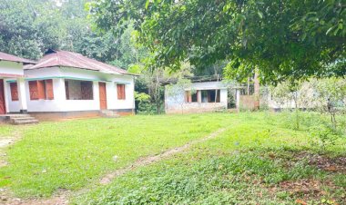 নাইক্ষ্যংছড়ির বাইশারী রেঞ্জ কর্মকর্তার কার্যালয় যেন ‘ভূতুরে বাড়ি’ মাসজুড়ে তালাবদ্ধ, জ্বলছে দিন-রাত লাইট!