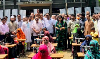 নরসিংদীর শিবপুরে  ক্ষতিগ্রস্ত অসহায় মানুষের মাঝে ঢেউটিন, বিভাটেক, সেলাই মেশিন ও অনুদানের চেক বিতরণ