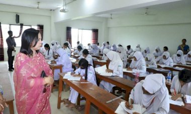 নরসিংদীর জেলা প্রশাসক এইচএসসি সমমান পরীক্ষা কেন্দ্র পরিদর্শন করলেন