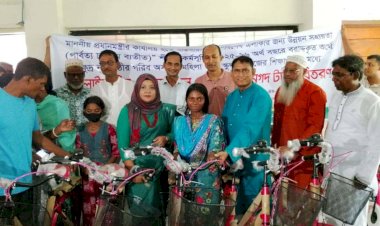 নওগাঁর মান্দায় মৎস্য উপকরণসহ শিক্ষার্থীদের মাঝে বাইসাইকেল ও শিক্ষাবৃত্তির অর্থ বিতরণ করেন এমপি টিপু