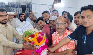 গলাচিপায় শ্রম ও বৈদেশিক কর্মসংস্থান প্রতিমন্ত্রী নুরুল হকের আগমন: হাজারো মানুষের উচ্ছ্বাস, প্রেসক্লাবের নবগঠিত আহ্বায়ক কমিটির ফুলের শুভেচ্ছা