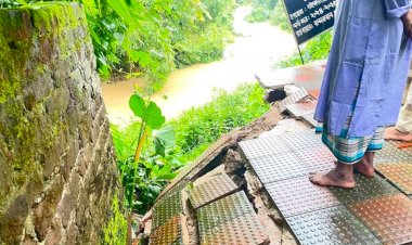 নাইক্ষ্যংছড়ির বাইশারী কেন্দ্রীয় জামে মসজিদ ঝুঁকিতে, মাটিতে বিশাল ফাটল, দুর্ঘটনার আশঙ্কা!