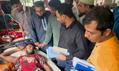 গভীর সমুদ্রে ট্রলারডুবি: নিখোঁজ জেলেদের পরিবারে ইউএনও, সহায়তার হাত বাড়িয়ে প্রশাসন
