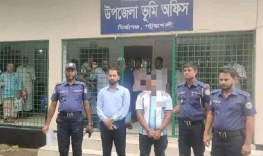 ভূমি অফিস থেকে দালাল হাতেনাতে আটক
