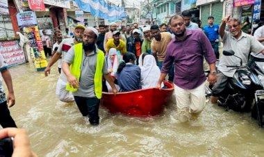 পরীক্ষা দিতে নৌকা-ভ্যানে যাত্রা: জলাবদ্ধ কুমিল্লার রাস্তায় শিক্ষার্থী ও অভিভাবকদের