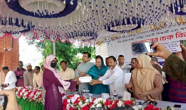 সিরাজগঞ্জে দরিদ্র মেধাবী শিক্ষার্থী, অসহায় রোগীদের অনুদান চেক ও বীর মুক্তিযোদ্ধাদের মাঝে উপহার বিতরণ