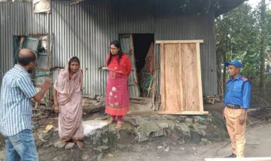 নরসিংদীর শিবপুর উপজেলা নির্বাহী অফিসার মানবিক সহায়তা করলেন অসহায় বিধবা মিলন রাণী দাসকে