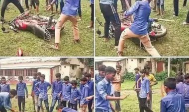 নওগাঁর মান্দা বিলবয়রা গজেশিয়া উচ্চবিদ্যালয়ে শিক্ষার্থীদের বিক্ষোভে অবরুদ্ধ প্রধান শিক্ষক, মোটরসাইকেলে আগুন