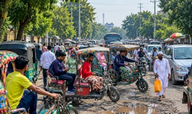 লাগামহীন ব্যাটারি রিকশার দখলে কুমিল্লা: স্থবির ট্রাফিকব্যবস্থায় নাভিশ্বাস নগরবাসীর