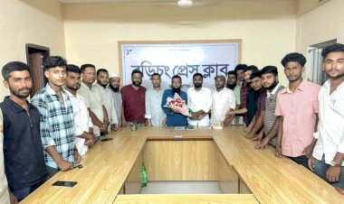 বুড়িচং প্রেসক্লাবের নবনির্বাচিত কমিটিকে ছাত্রদলের ফুলেল শুভেচ্ছা