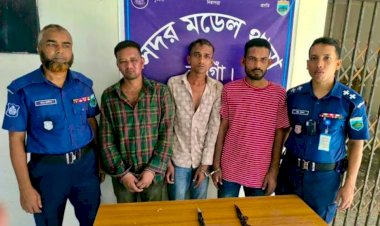নওগাঁ কাজীর মোড়ে চাকু দেখিয়ে ৫ আনা স্বর্ণের দুল ছিনিয়ে নিয়ে পালানোর সময়  ছিনতাইকারীরা আটক