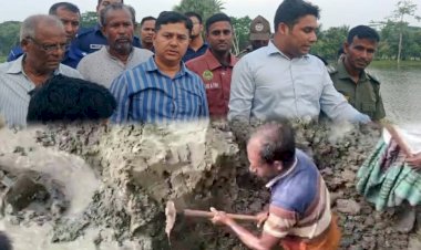 কেশবপুরে সরকারি খাল দখলমুক্ত,  কেটে দেওয়া হলো ঘেরের বেড়ি
