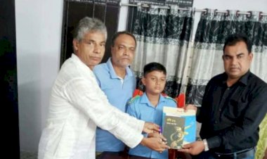 কেশবপুরে সাপ্তাহিক দেশজনতার কথা'র  উদ্যোগে শিক্ষার্থীদের মাঝে উপকরন বিতরণ
