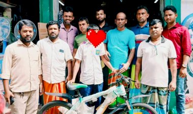 অধ্যক্ষ মো. সেলিম ভূঁইয়া এমপি'র নির্দেশে অসহায় শিক্ষার্থীকে সাইকেল উপহার দিল যুবদল ও স্বেচ্ছাসেবক দল
