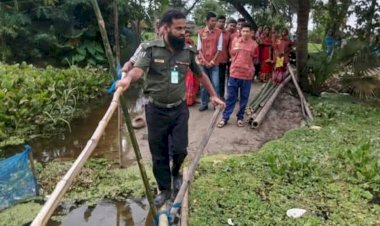 কেশবপুর আনসার-ভিডিপি কর্মকর্তারা পানিবন্দি ভিডিপি সদস্যের বাড়ি পরিদর্শন