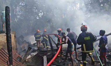 টেকনাফে  আগুনে পুড়ে এক বাড়ি বর্ষিভূত :ক্ষতি প্রায়৩০ লাখ টাকা