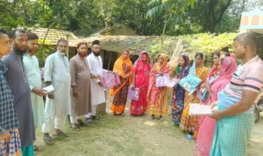 কেশবপুরের হাসানপুর ইউনিয়নে হিন্দু  সম্প্রদায়ের মাঝে শাড়ি বিতরণ