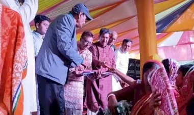 কেশবপুর মাগুরাডাঙ্গা ত্রিপল্লী পূজা উদযাপন  কমিটি আয়োজনে বস্ত্র বিতরণ