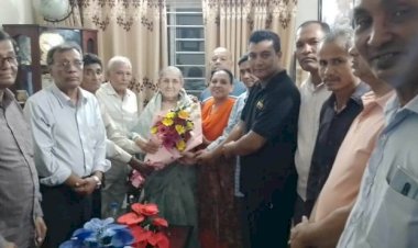কাঝর দিঘীর পাড় গ্রামের দানশীল ব্যক্তিত্ব ভূমি দাতা  প্রয়াত সুনীল কান্তি বড়ুয়া'র সহধর্মিনী রূপালী রাণী বড়ুয়া'র সাথে জেতবন বিহার পরিচালনা কমিটির প্রতিনিধির সাক্ষাৎ
