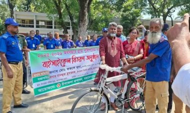 নওগাঁর মহাদেবপুরে ১০ টি ইউনিয়নের গ্রাম পুলিশের মাঝে বাইসাইকেল বিতরণ করলেন ফজলে হুদা বাবুল এমপি