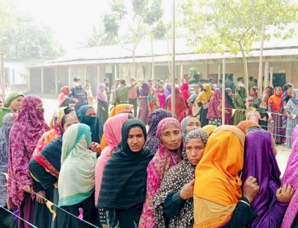 কেন্দ্রে কেন্দ্রে নারী ভোটারদের দীর্ঘ লাইন