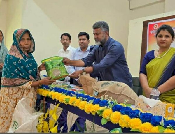 নওগাঁর বদলগাছীতে প্রান্তিক কৃষকদের মাঝে বীজ ও সার বিতরণ করেন এমপি  ফজলে  হুদা