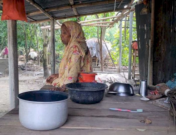 নড়াইলের পল্লীতে টাকা না পেয়ে ঘরের টিন খুলে নিল পাওনাদার