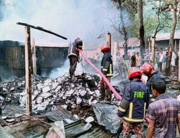 অকটেন ভাগাভাগি থেকে অগ্নিকাণ্ড!  বিড়ির আগুনে কুমিল্লার প্লাস্টিক ফ্যাক্টরি পুড়ে ছাই, দগ্ধ ৩