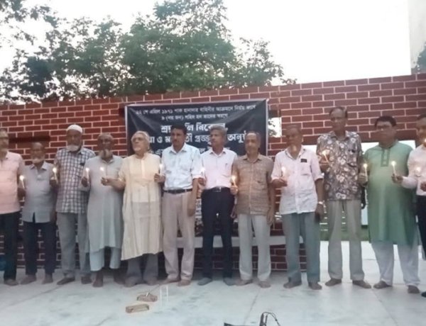 নওগাঁর ধামকুড়ি বধ্যভূমি চত্বরে গণহত্যার শহিদদের প্রতি শ্রদ্ধাঞ্জলি ও মোমবাতি প্রজ্জ্বলন